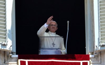Vivir los mandamientos en plenitud, llama el Papa