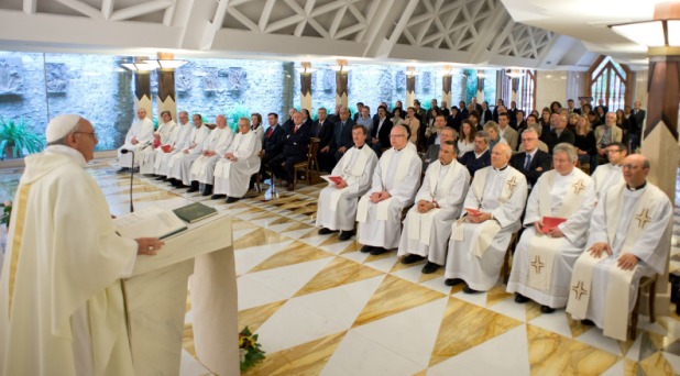 «El apego al dinero destruye a las personas»: Papa Francisco