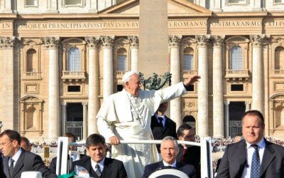Dios es “la caricia que nos mantiene vivos”: Francisco