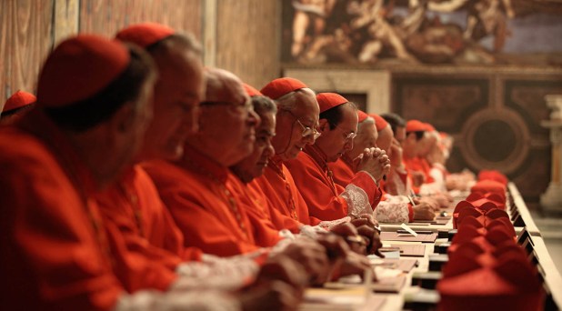 Cardenales y ayudantes del Papa Francisco