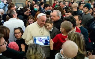 Francisco visita a niños de hospital pediátrico