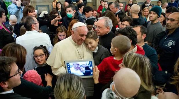 Francisco visita a niños de hospital pediátrico