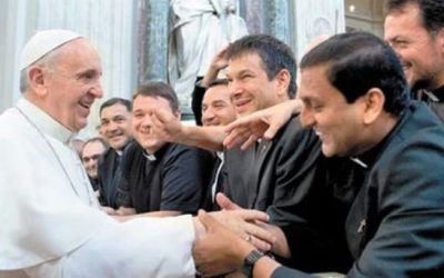 Sacerdotes misericordiosos, no funcionarios de la Iglesia