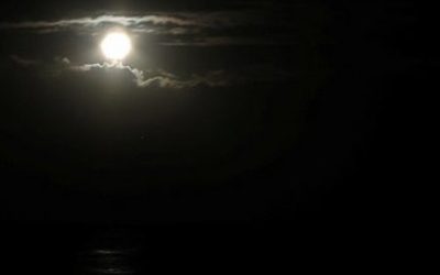 En la noche, míranos