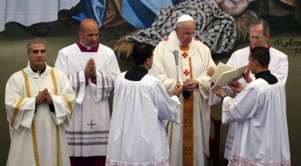 Francisco encomienda la paz de Tierra Santa a la Virgen María