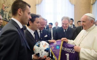 Papa recuerda a futbolistas la responsabilidad de ser ejemplos para la juventud