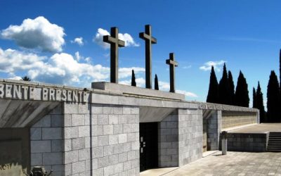 Francisco reza por los caídos en todas las guerras