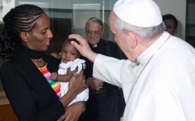 Francisco recibe a cristiana que había sido condenada a muerte por su fe