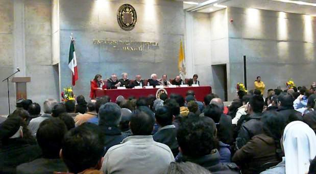 Diálogo en la UPM: ¿La Iglesia en México padece esquizofrenia?