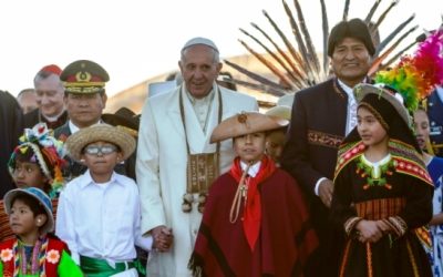 Francisco, entre Correa y Evo Morales