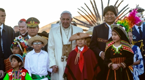 Francisco, entre Correa y Evo Morales