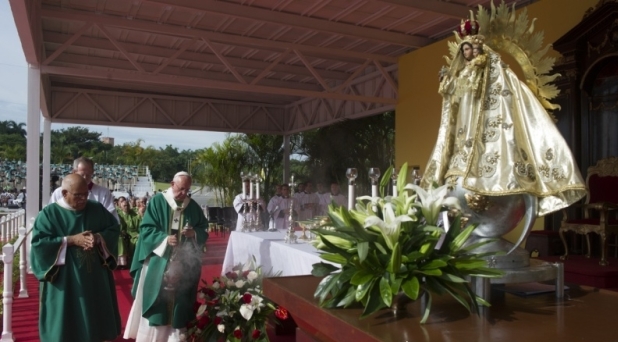 Papa invita a cubanos a vivir la «revolución de la ternura»