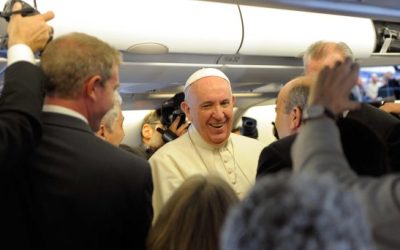 Familia, migraciones, guerra, pederastía… Temas de Francisco con los periodistas en el vuelo de regreso a Roma