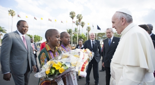 Termina Francisco su visita a Kenia y arriba a Uganda