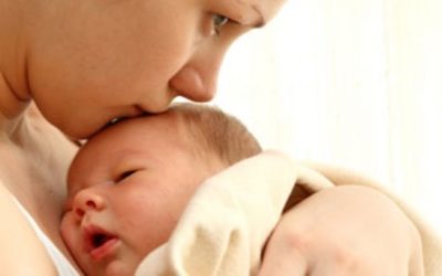 Lo acostaron en un pesebre porque no hubo lugar para ellos dentro de la casa