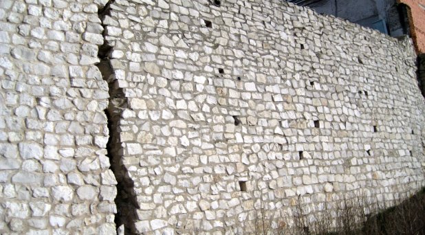 Una grieta en la muralla