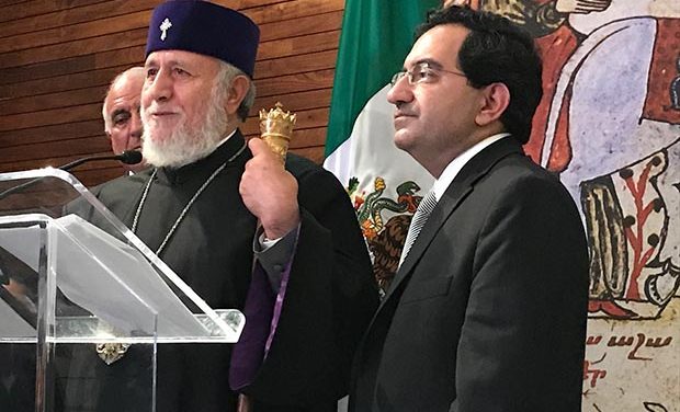 Asiste por primera vez a México Karekin II, patriarca de los armenios