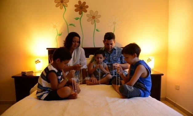 Recemos el Rosario en familia