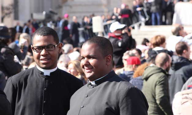 Sacerdotes del pueblo de Dios, no «clérigos de Estado»