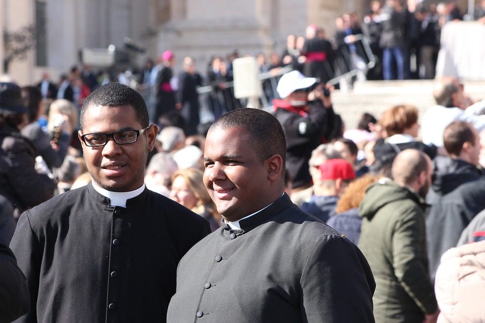 Sacerdotes del pueblo de Dios, no «clérigos de Estado»