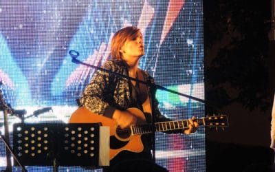 Colombiana crea nueva playlist de música católica