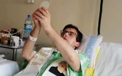Joven sacerdote con cáncer terminal celebra su emocionante primera Misa