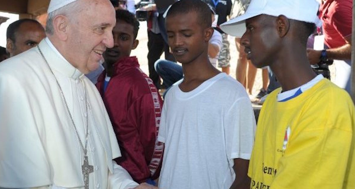 Papa Francisco: «sean ángeles tomando bajo el brazo a los excluidos»