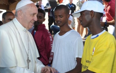 Papa Francisco: «sean ángeles tomando bajo el brazo a los excluidos»