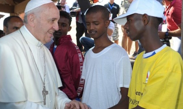 Papa Francisco: «sean ángeles tomando bajo el brazo a los excluidos»