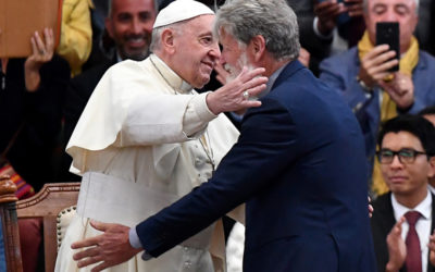 Abrazo entrañable entre el Papa y padre Pedro Opeka en Akamasoa, Madagascar