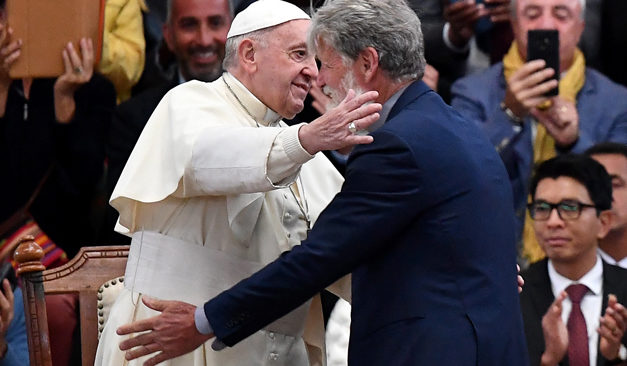 Abrazo entrañable entre el Papa y padre Pedro Opeka en Akamasoa, Madagascar