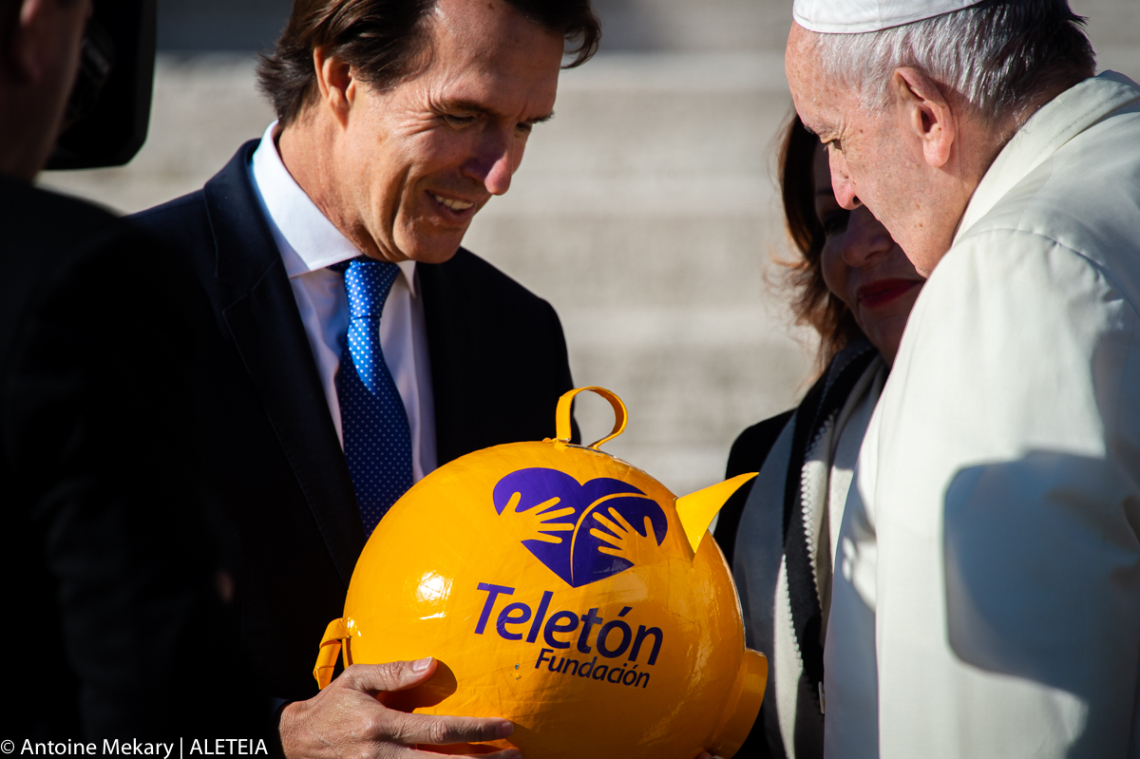 Papa Francisco, la primera donación de Teletón México