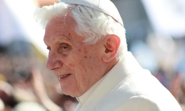 Benedicto XVI vive su renuncia sin arrepentimiento