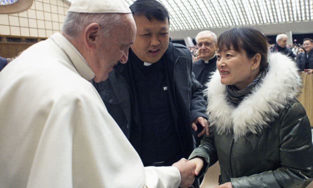 Papa Francisco encuentra a la mujer del polémico «agarrón»