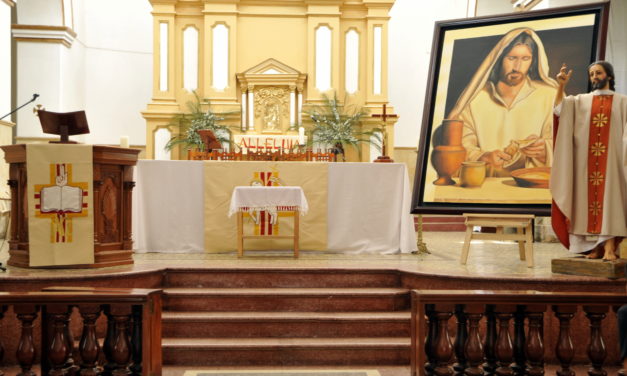 Sacerdocio, Eucaristía, Mandamiento del Amor; los tres regalos del Señor: Semana santa de los crucificados