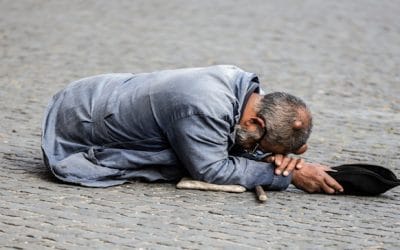 La Curia Romana dona el sueldo a los pobres