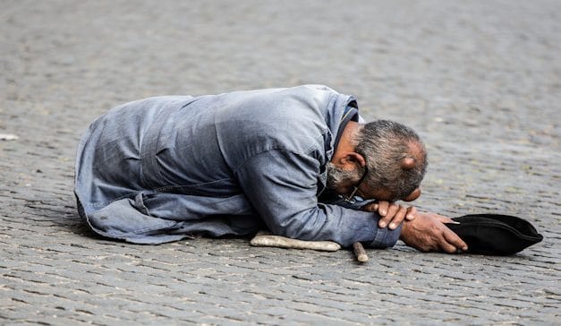 La Curia Romana dona el sueldo a los pobres