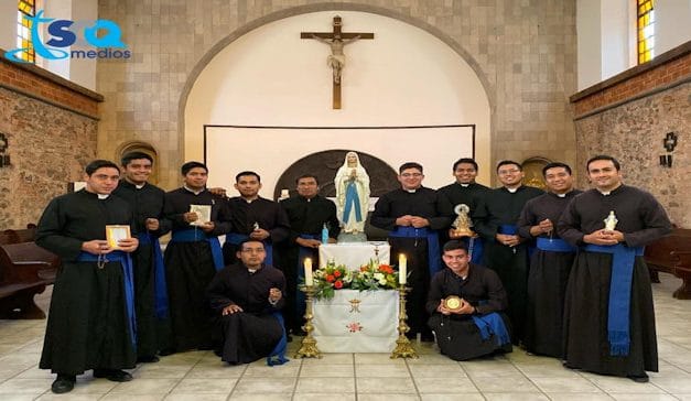 Los futuros sacerdotes se forman a la distancia