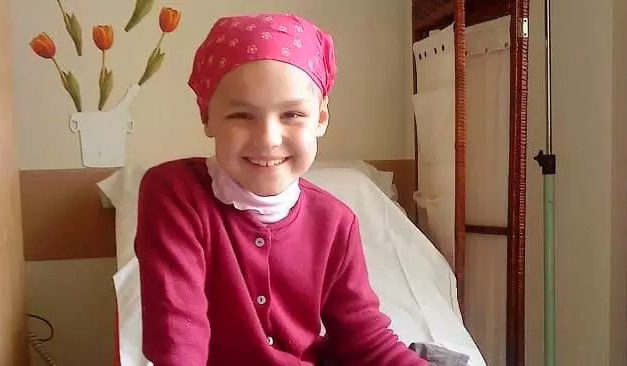 Anne Gabrielle, de 8 años, hacia los altares