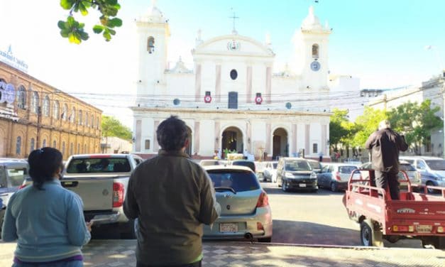 «Auto Misa»: El vehículo que conduce a Dios en Paraguay