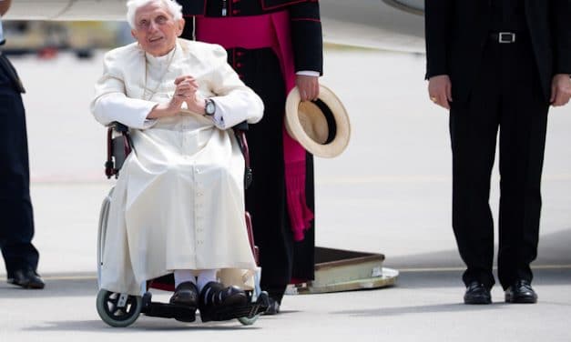 El Papa Benedicto XVI regresa al Vaticano