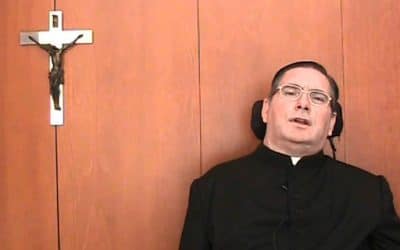 Un sacerdote sobre ruedas