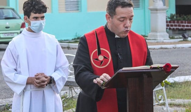 Esfuerzos sacerdotales para seguir con su ministerio