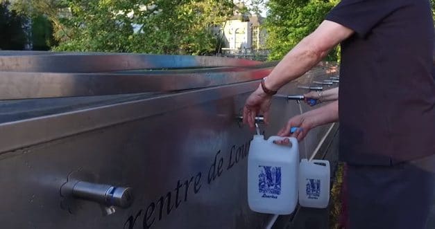 El agua de Lourdes y una multitud de curaciones