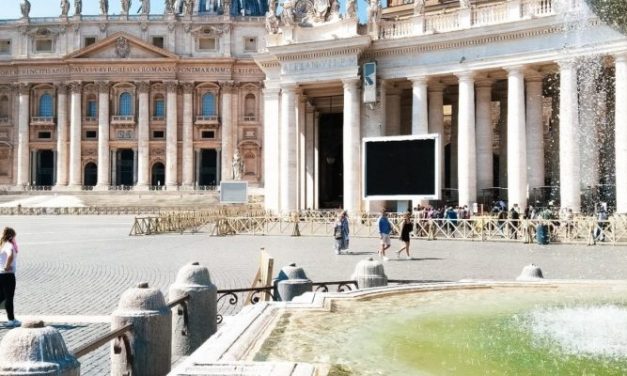 El Vaticano preocupado por los retrasos en la campaña de vacunación