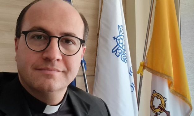 Un sacerdote y profesor de neuroética explica la fuente de numerosos bulos sobre las vacunas de COVID-19