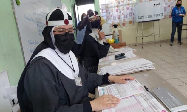 Por qué esta imagen de monjas en las elecciones emocionó a México