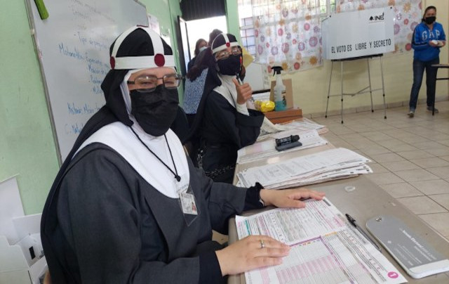 Por qué esta imagen de monjas en las elecciones emocionó a México