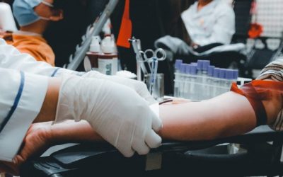 No, la Cruz Roja Americana no ha dicho que los vacunados no pueden donar sangre ni plasma