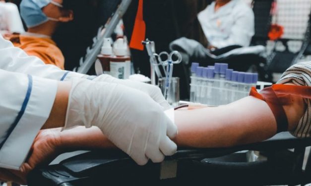 No, la Cruz Roja Americana no ha dicho que los vacunados no pueden donar sangre ni plasma